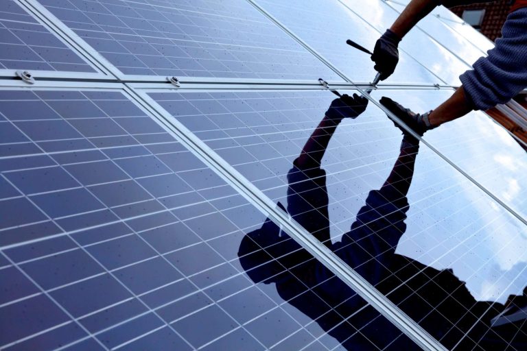 5827dcef8e_50189700_panneaux-solaires